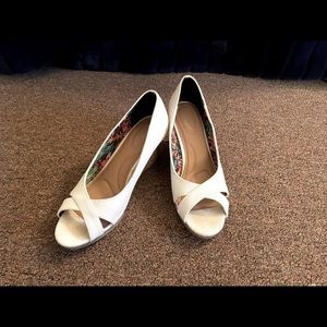 White peep toe wedges. Perfect for summer!